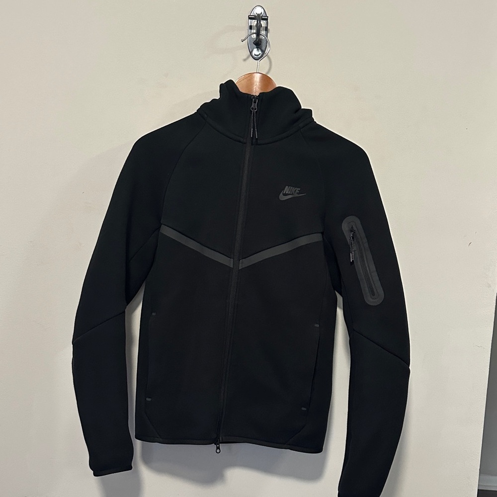 Nike Sportswear Tech Fleece Windrunner
Men's Full-Zip Hoodie